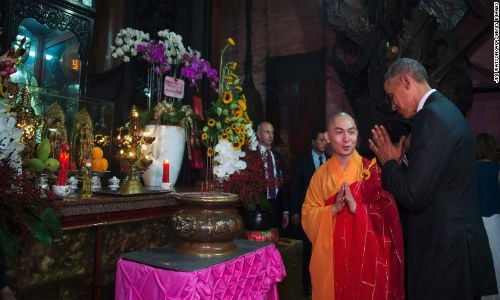 Đúng 16h ngày 24/5, chuyên cơ chở Tổng thống Barack Obama hạ cánh xuống sân bay Tân Sơn Nhất, Thành phố Hồ Chí Minh. Sau đó, khoảng 16h30, đoàn xe chở Tổng thống Obama đến thăm chùa Ngọc Hoàng (Quận 1, TP.HCM). Ảnh: Ông Obama tỏ lòng thành kính khi thăm chùa Ngọc Hoàng. Ảnh CNN.