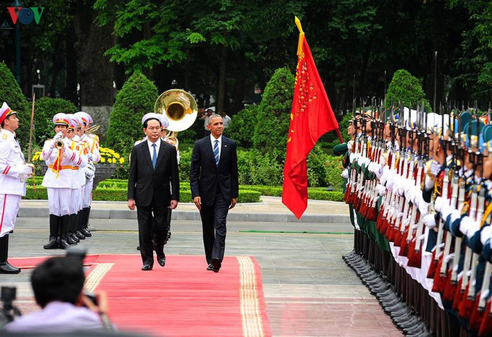 Trước đó, ông Barack Obama từng đến Việt Nam lần đầu tiên trên cương vị Tổng thống Mỹ trong chuyến thăm chính thức hồi tháng 5/2016 theo lời mời của Chủ tịch nước Trần Đại Quang. Khi đó, Tổng thống Obama đã gặp các lãnh đạo cao nhất của Việt Nam ở Hà Nội rồi tới thăm thành phố Hồ Chí Minh. Ảnh: VOV.