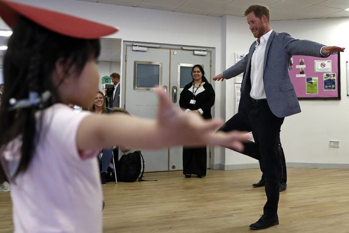 Hoàng tử Harry học múa ba lê cùng các em nhỏ trong chuyến thăm một ngôi trường ở London hồi tháng 4.