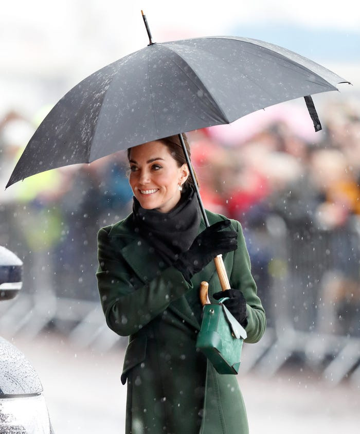 Công nương Kate cười tươi cầm ô đi dưới trời mưa khi tới Blackpool.