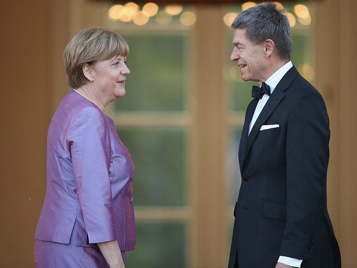 Thủ tướng Merkel và chồng được cho là thích đi bộ đường dài và cùng nhau xem opera.