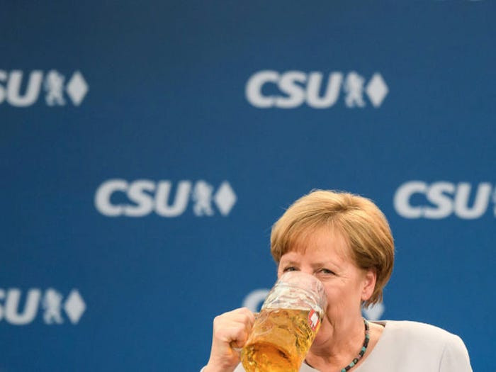 Bà Merkel được cho là một đầu bếp giỏi, mặc dù hiện tại bà không có nhiều thời gian tự nấu ăn. Một số món sở trường của bà Merkel gồm súp khoai tây, thịt bò và bánh mận.