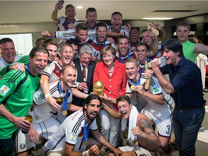 Ngoài công việc chính trị, bà Merkel là một fan hâm mộ bóng đá. Bà từng đồng hành cùng đội tuyển quốc gia Đức trong chiến thắng của họ ở World Cup 2014.