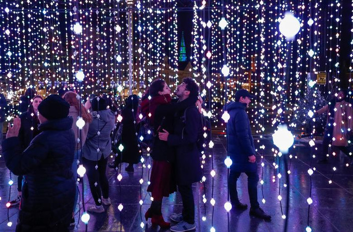 Lễ hội "Winter Wonders" trong dịp lễ Giáng sinh ở Brussels, Bỉ, thu hút đông đảo du khách hôm 19/12.