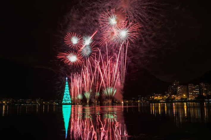 Màn bắn pháo hoa đón Giáng sinh tại Rio de Janeiro, Brazil, ngày 14/12.