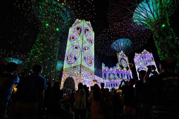 Mọi người tập trung tại khu vườn Gardens by the Bay ở Singapore trong sự kiện đón Giáng sinh ngày 15/12.
