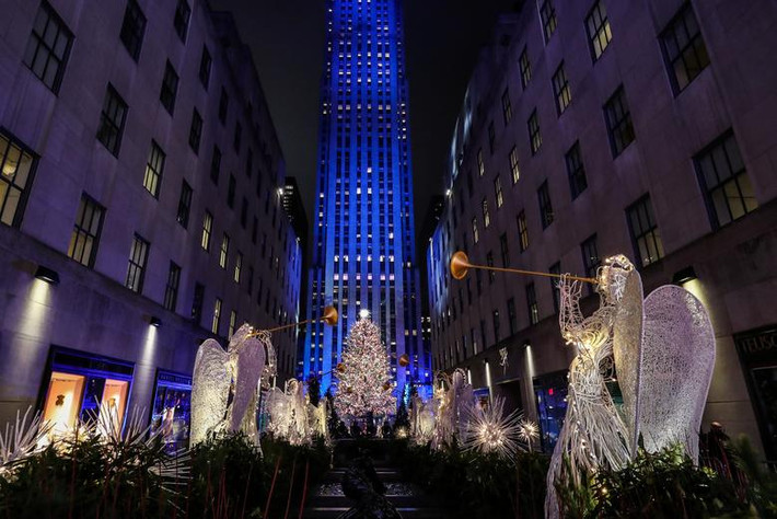 Người dân theo dõi màn thắp sáng cây thông Noel ở New York hôm 4/12.