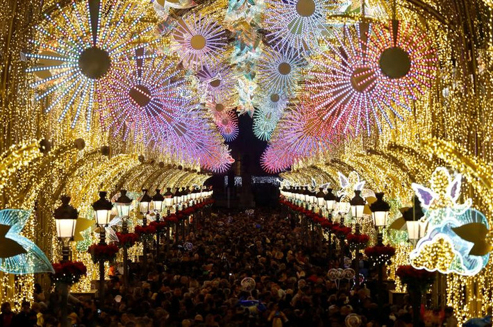 Phố Marques de Larios ở Malaga, Tây Ban Nha, đông đúc dịp lễ Giáng sinh 2019.