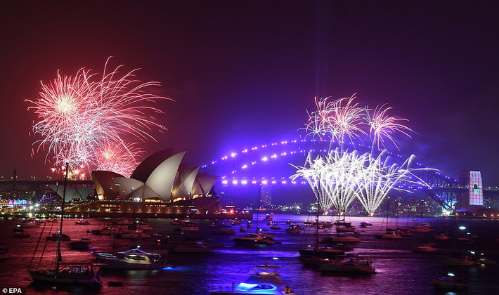 Bầu trời Sydney rực sáng trong thời khắc chuyển giao giữa năm cũ 2019 và năm mới 2020.