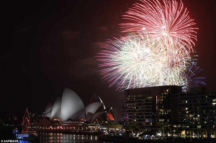 Trong khi đó, Australia cũng đã đón Năm mới 2020 bằng màn trình diễn pháo hoa tại thành phố Sydney và nhiều địa điểm khác trên khắp nước này.