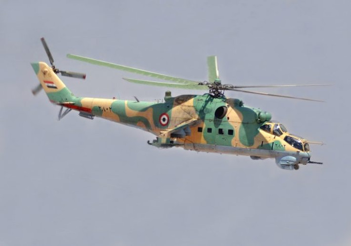 "Các trực thăng tấn công của Không quân Syria dội bom dữ dội xuống Kabani và khu vực xung quanh nhằm làm suy yếu khả năng chiến đấu của những tay súng thánh chiến trong khu vực này. Ngoài không kích, các đơn vị pháo binh và tên lửa Syria cũng tấn công dồn dập vào Kabani", AMN đưa tin. Ảnh: AMN.