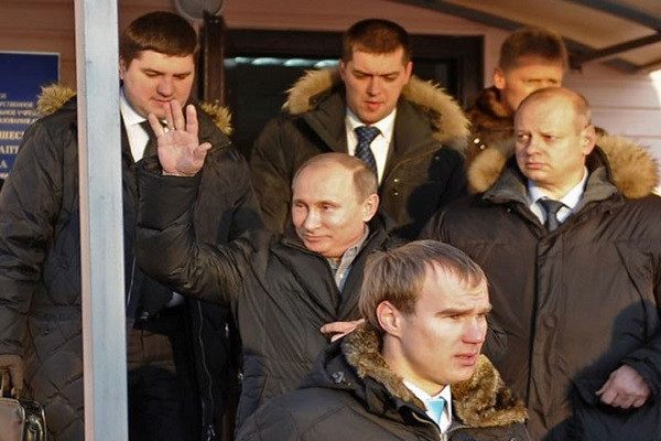 Trong bối cảnh hiện nay, Tổng thống Putin khó có cơ hội “lẻn” khỏi các vệ sĩ để có thời gian riêng tư. Mặt khác, nguồn tin từ điện Kremlin cho biết, ông Putin có quan hệ tốt với các vệ sĩ, luôn gọi họ bằng tên riêng.