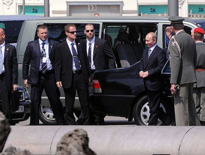 Mỗi lần xuất hiện công khai, ông Putin luôn được 12 vệ sĩ có vũ trang vây quanh. Trong mỗi chuyến công du của ông Putin, hàng trăm nhân viên mật vụ giám sát mọi hoạt động của Tổng thống suốt cả hành trình.