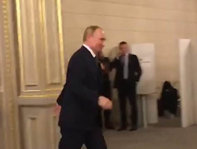 Ở cuộc họp tại Paris lần này, Tổng thống Putin còn chỉ định một trong những vệ sĩ có trang bị vũ khí là thành viên phái đoàn đại biểu để được phép ngồi trong phòng đàm phán.