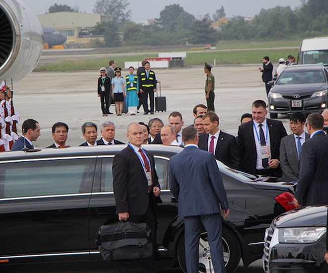 Với những chuyến công du nước ngoài của ông Putin, nhóm an ninh tiền trạm luôn có mặt ở địa điểm cần đến trước 1 tháng. Từ đồ dùng sinh hoạt đến những người phục vụ ông tại khách sạn đều là người Nga theo sự điều động của FSO và Cục An ninh liên bang Nga (FSB).