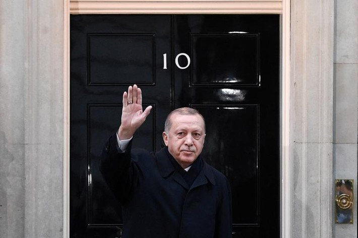 Tổng thống Thổ Nhĩ Kỳ Tayyip Erdogan vẫy tay bên ngoài tòa nhà Số 10 Phố Downing trước khi dự Thượng đỉnh NATO ngày 3/12.