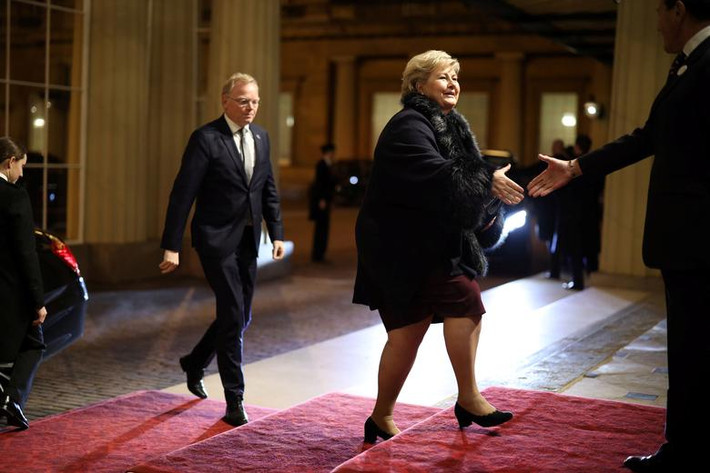 Thủ tướng Na Uy Erna Solberg và chồng, ông Sindre Finnes, được chào đón khi tới Cung điện Buckingham.