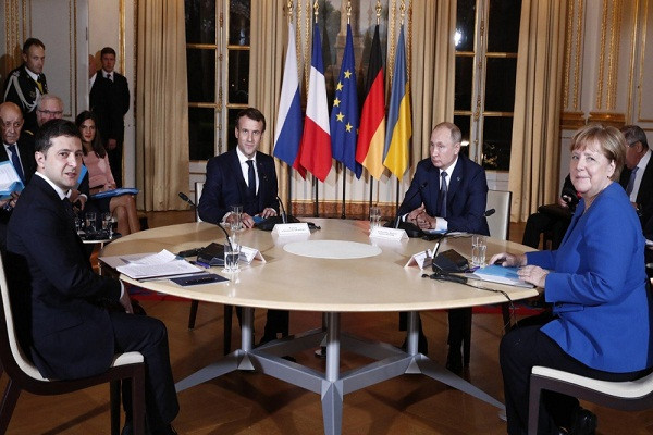 Tổng thống Putin và người đồng cấp Ukraine Volodymyr Zelensky hôm 9/12 có cuộc hội đàm đầu tiên tại Hội nghị thượng đỉnh nhóm Bộ tứ Normandy được tổ chức tại Paris (Pháp). Ảnh: 4 nhà lãnh đạo của Bộ tứ Normandy trong cuộc họp tại Pháp. Ảnh: AP.