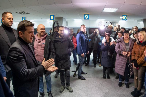 Cuối tháng 12/2019, Ukraine và phe ly khai ở miền Đông thân Nga hoàn tất cuộc trao đổi tù nhân mà hai bên bắt giữ trong cuộc xung đột 5 năm qua. Ảnh: Tổng thống Ukraine Volodymyr Zelenskiy chào đón mọi người tại sân bay quốc tế Boryspil ở ngoại ô Kiev ngày 29/12. Ảnh: Reuters.