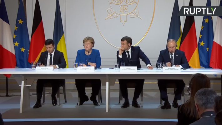 Sau cuộc gặp, hai nhà lãnh đạo cùng Tổng thống Pháp Emmanuel Macron và Thủ tướng Đức Angela Merkel đồng ý một số biện pháp giảm leo thang xung đột Ukraine. Ảnh: Ruptly.