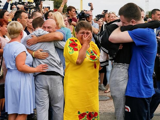Động thái này được coi là một bước quan trọng trong việc "hạ nhiệt" căng thẳng Nga-Ukraine, tạo điều kiện giải quyết tình trạng xung đột ở miền Đông Ukraine. Ảnh: Các tù nhân Ukraine được người thân đón tại Sân bay quốc tế Borispil ở Kiev. Ảnh: Reuters.