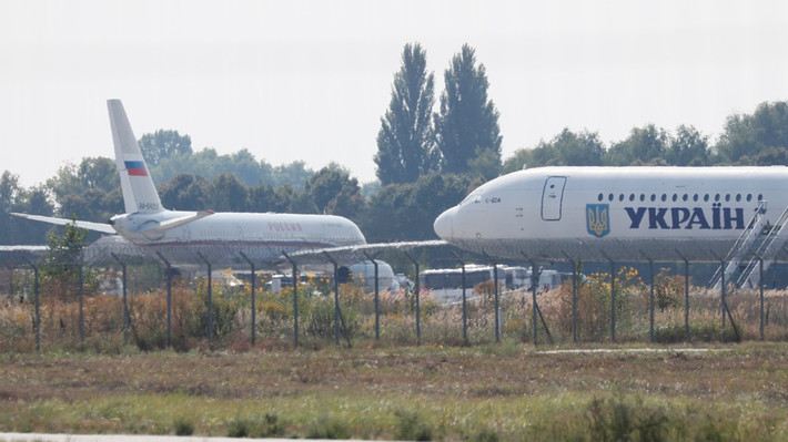 Sáng ngày 7/9, các máy bay chở tù nhân Nga và Ukraine hạ cánh xuống sân bay Moscow và Kiev, hoàn tất vụ hoán đổi tù nhân với định dạng 35 đổi 35. Ảnh: Máy bay Nga xuất hiện ở sân bay quốc tế Borispil ngoại ô Kiev (Ukraine). Ảnh: Reuters.