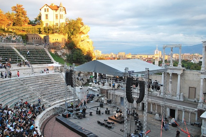 Thành phố Plovdiv ở Bulgaria có sự kết hợp giữa truyền thống và hiện đại. Theo các nhà sử học, cư dân bắt cầu định cư ở Plovdiv vào khoảng năm 1.400 trước Công nguyên.