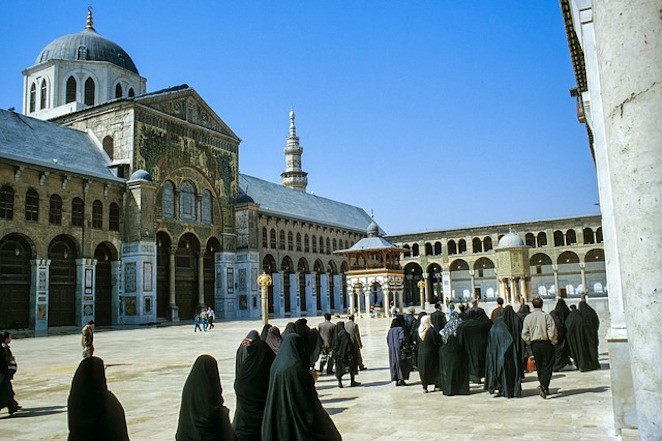 Damascus hiện là thủ đô của Syria. Các nhà sử học tin rằng thành phố này được thành lập vào thiên niên kỷ thứ 3 trước Công nguyên, khiến nó trở thành một trong những thành phố có người ở liên tục lâu đời nhất thế giới. Dân số hiện tại của Damascus là khoảng 1,7 triệu người. Thành phố này có nhiều địa danh lịch sử như Nhà thờ Hồi giáo Umayyad, Cung điện Al Azem và Lăng Saladin.