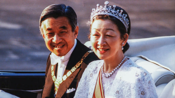 Năm 1989, Hoàng Thái tử Akihito lên ngôi và trở thành nhà vua thứ 125 của Nhật Bản sau khi Nhà vua Hirohito qua đời, và bà Michiko trở thành Hoàng hậu đầu tiên của đất nước Mặt trời mọc có xuất thân thường dân. Ảnh: Nikkei.