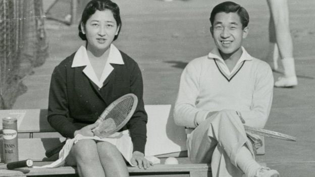 Tháng 8/1957, bà Michiko gặp gỡ Hoàng thái tử Akihito tại một sân quần vợt ở Karuizawa. Hai người kết hôn vào ngày 10/4/1959 trong không khí vui mừng của người dân cả nước. Ảnh: Twitter.