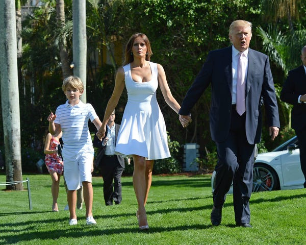 Ông Trump và gia đình dành nhiều tại gian tại khu nghỉ dưỡng Mar-a-Lago ở Palm Beach, Florida, trong thập kỷ qua. Năm 2013, ông Trump tiếp tục chỉ trích ông Obama và đổ lỗi cho ông Obama về việc chính phủ Mỹ phải đóng cửa năm đó.