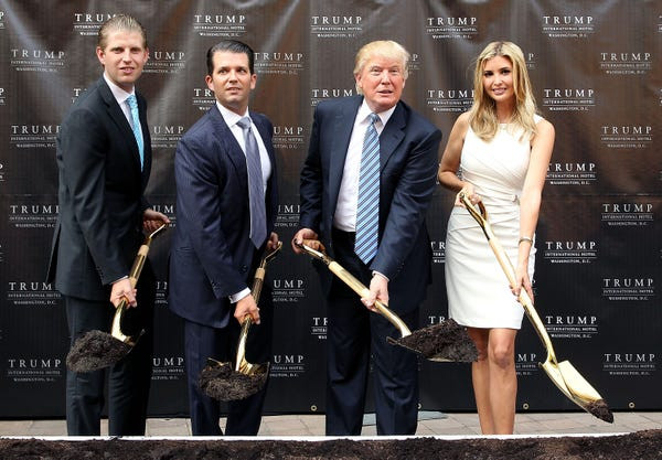 Năm 2014, Tổ chức Trump khai trương Khách sạn Quốc tế Trump ở thủ đô Washington. Năm đó, ông Trump cũng lên tiếng ủng hộ việc Tổng thống Obama bị luận tội.