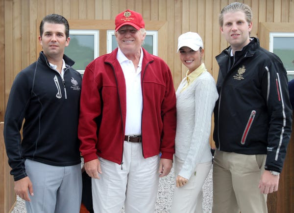 Ông Trump và những người con của ông đã dành nhiều năm để xây dựng các khối bất động sản cho Tổ chức Trump trên khắp thế giới. Năm 2012, tỷ phú Donald Trump cân nhắc việc tranh cử tổng thống với tư cách là thành viên Đảng Cộng hòa, nhưng cuối cùng ông lại từ bỏ để tiếp tục sản xuất chương trình "The Apprentice". Ảnh: Gia đình ông Trump tại khu nghỉ dưỡng ở Aberdeen, Scotland.