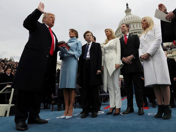 Tháng 1/2017, ông Trump tuyên thệ nhậm chức, chính thức trở thành vị tổng thống thứ 45 của nước Mỹ. Ảnh: Ông Trump đứng cạnh vợ, bà Melania, cùng các con Barron, Ivanka, Eric và Tiffani, trong buổi lễ tuyên thệ nhậm chức.