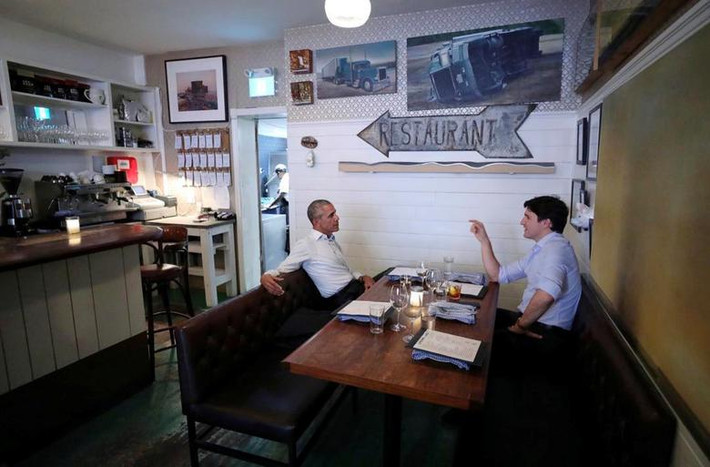 Cựu Tổng thống Obama trò chuyện với Thủ tướng Canada Trudeau trong một nhà hàng ở Montreal, Quebec, ngày 6/6/2017. Mời độc giả xem thêm video về chuyến công du châu Á trước đây của ông Obama (Nguồn video: VTC14)
