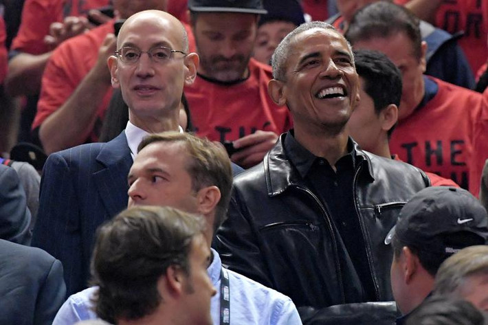 Ông Obama cười tươi khi xem trận bóng rổ tại Toronto, Canada, ngày 2/6/2019.