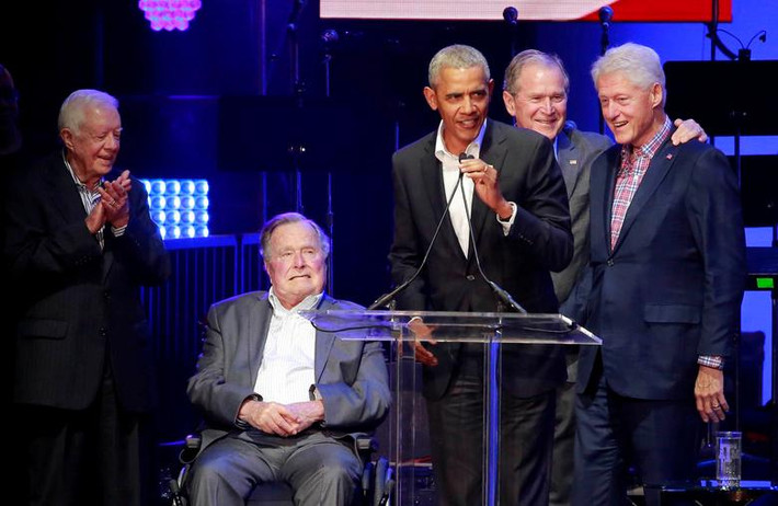 Ông Barack Obama cùng 4 vị cựu tổng thống Mỹ khác tham dự một buổi hòa nhạc gây quỹ ủng hộ tại trường đại học ở Texas ngày 21/10/2017.