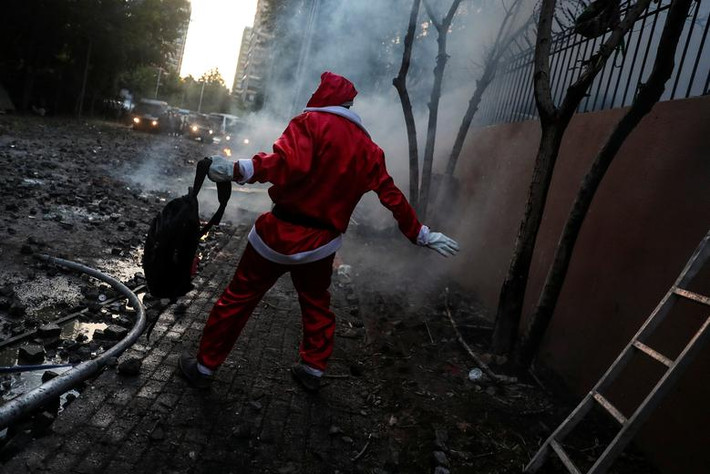 Người đàn ông mặc trang phục ông già Noel tham gia cuộc biểu tình phản đối chính phủ Chile ở Santiago hôm 13/12.