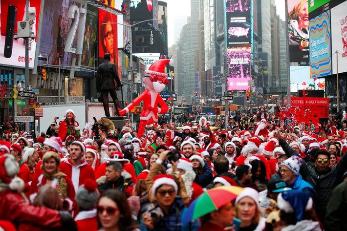 Lễ diễu hành của ông già Noel tại Quảng trường Thời đại ở New York, Mỹ, ngày 14/12.