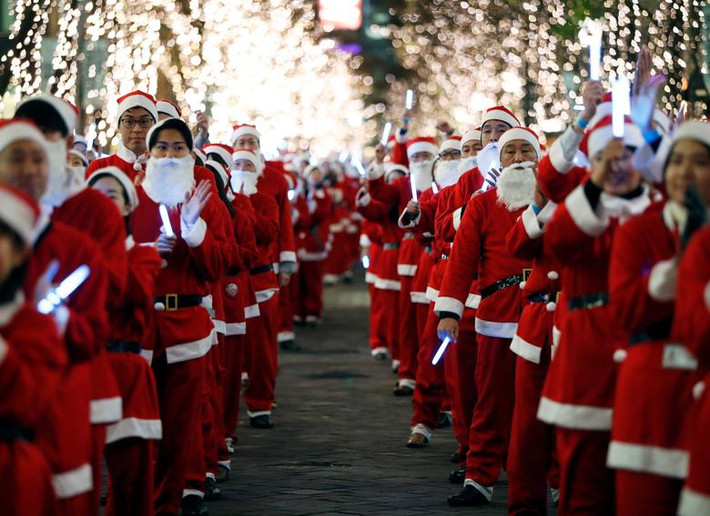 Loạt ảnh của hãng thông tấn Reuters ghi lại nhiều hoạt động của ông già Noel trên khắp thế giới trong dịp lễ Giáng sinh năm nay. (Nguồn ảnh: Reuters)
