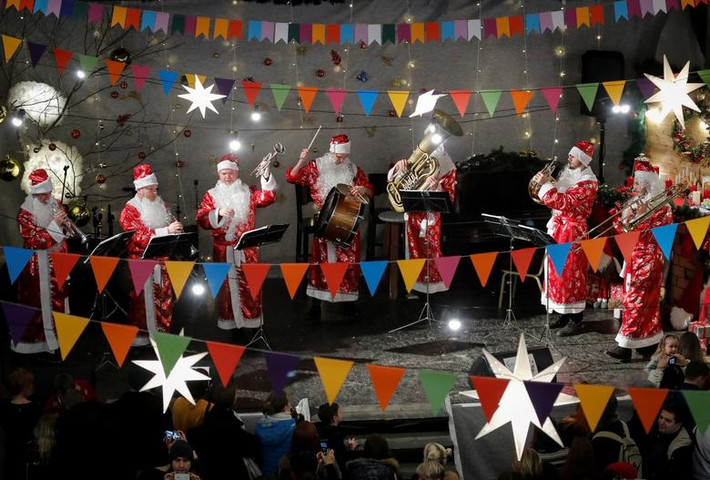 "Ông già Noel" biểu diễn tại khu vực nhà thờ St.Anne's Lutheran ở Saint Petersburg, Nga, ngày 22/12/2019.