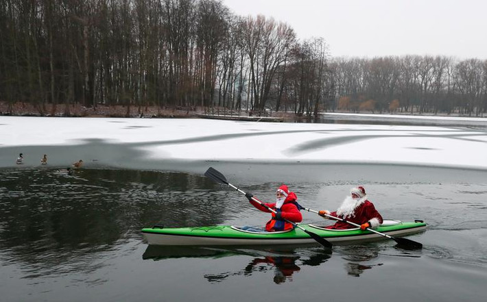 Các ông già Noel đua thuyền kayak ở Minsk, Belarus, ngày 14/12.