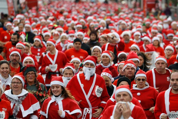Hàng nghìn ông già Noel tham gia cuộc thi chạy trên đường phố Issy-les-Moulineaux, gần Paris, Pháp, ngày 15/12.