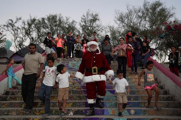 "Ông già Noel" Bill Myers đã đến phát quà cho các em nhỏ trong khu trại tạm bợ của người tị nạn ở Matamoros, Mexico, ngày 7/12.