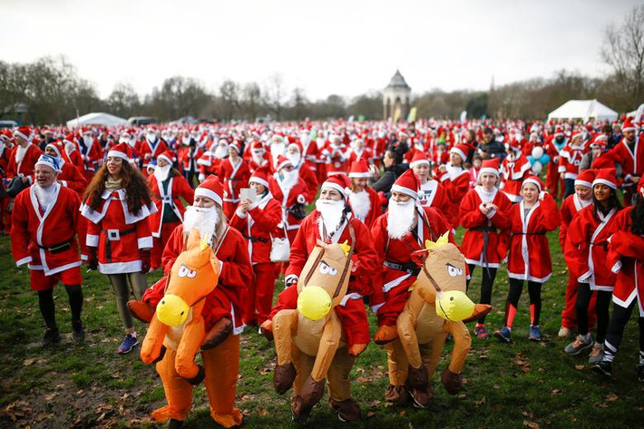 Rất đông "ông già Noel" tham gia cuộc thi chạy ở London, Anh, ngày 8/12.
