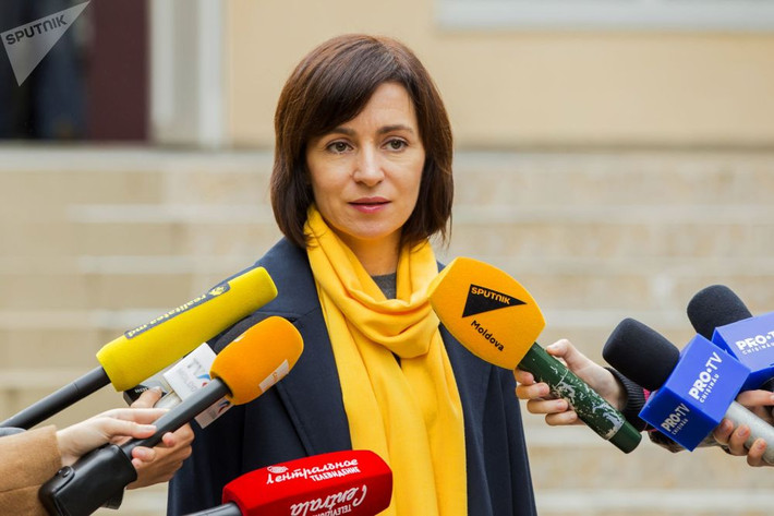 Thủ tướng Moldova Maia Sandu, 47 tuổi, trao đổi với các phóng viên ở Chisinau.