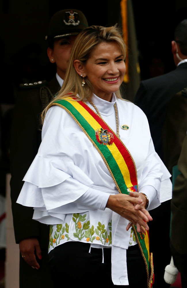 Tổng thống lâm thời Bolivia Jeanine Anez, 52 tuổi, tham dự một buổi lễ của Học viện Cảnh sát Quốc gia tại La Paz, Bolivia, ngày 26/11/2019.