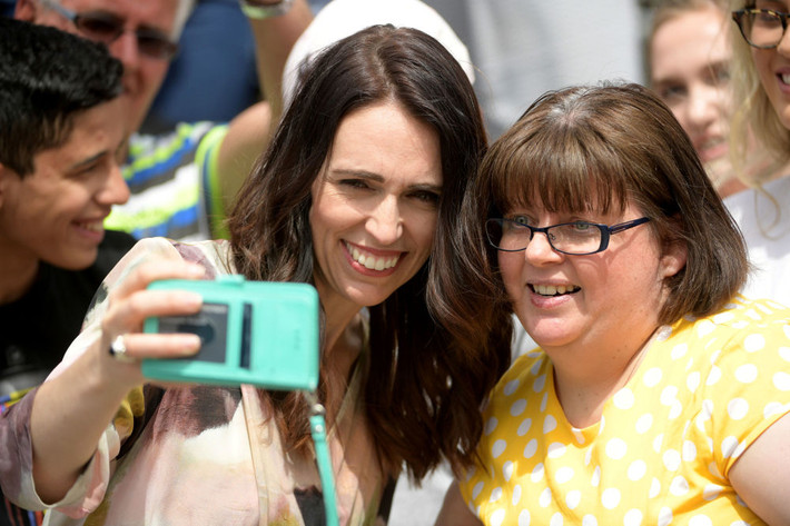 Thủ tướng New Zealand Jacinda Ardern, 39 tuổi, chụp ảnh cùng mọi người tại Christchurch, New Zealand, ngày 22/11/2019.
