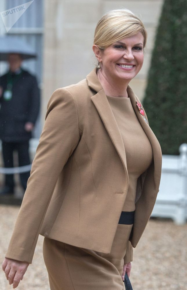 Vào tháng 1/2015, bà Kolinda Grabar-Kitarovic đã giành chiến thắng thuyết phục trong cuộc bầu cử Tổng thống Croatia và trở thành nữ tổng thống đầu tiên của nước này. Ảnh chụp bà Kolinda, 51 tuổi, gần Điện Elysee sau khi tham dự loạt sự kiện kỷ niệm 100 năm kết thúc Chiến tranh Thế giới thứ nhất.
