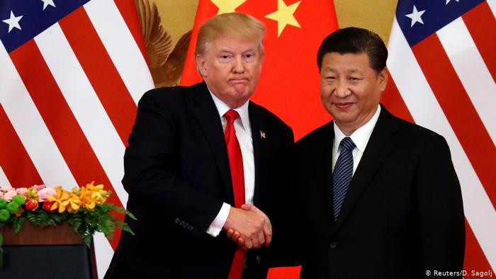 Hôm 25/12, Tổng thống Mỹ Trump thông báo, ông và Chủ tịch Trung Quốc Tập Cận Bình (phải) sẽ tổ chức lễ ký kết thỏa thuận thương mại "giai đoạn 1" mà Mỹ - Trung đã đạt được. Đây là tiến bộ mới nhất giúp giải quyết tranh chấp thương mại suốt những năm qua giữa hai nền kinh tế hàng đầu thế giới này. Ảnh: DW.